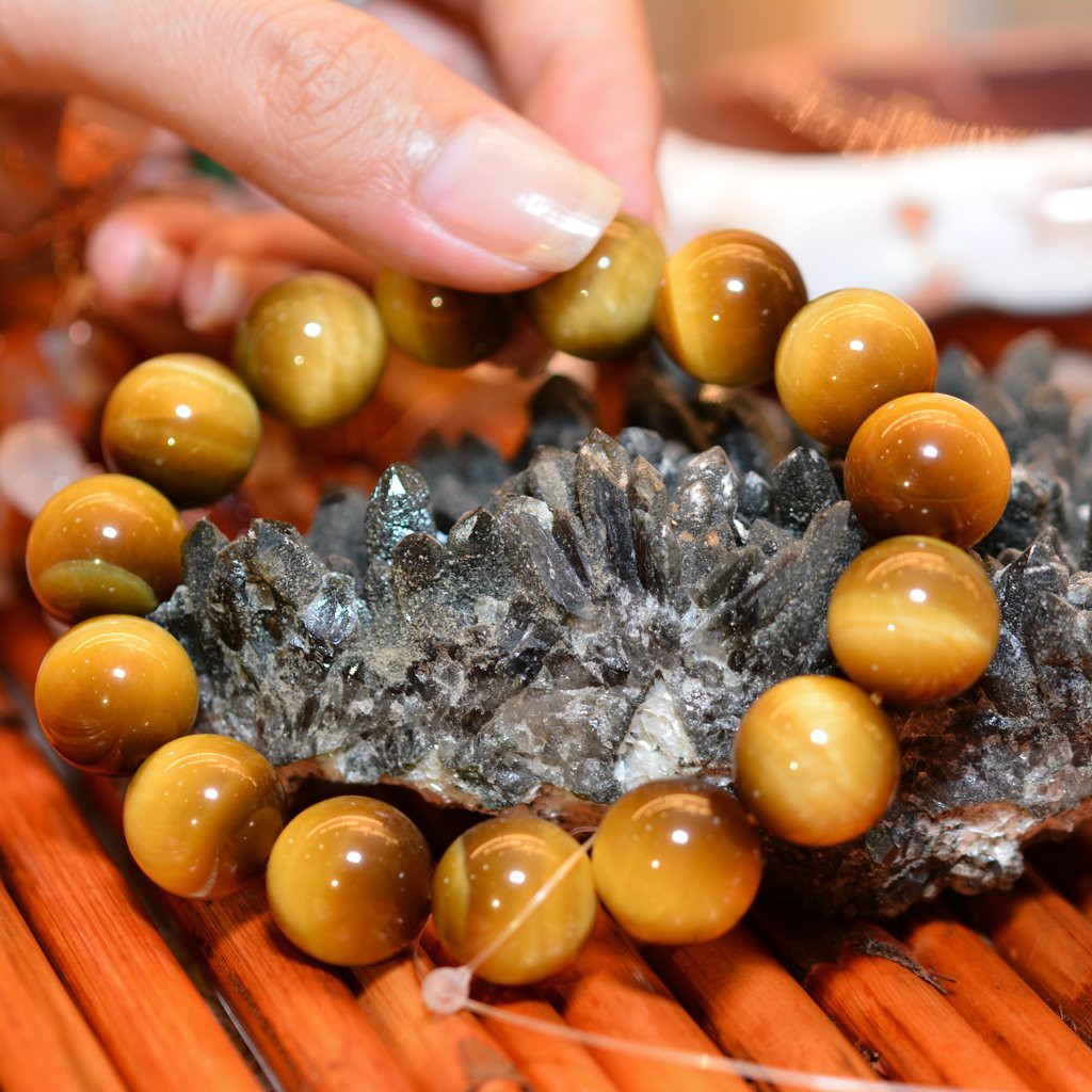 Vòng chuỗi làm từ đá - Màu vàng nhũ nâu - Hợp mạng Kim và Thổ