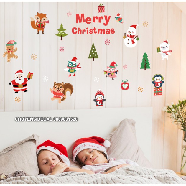 Decal trang trí tường Noel - Sóc và Chim cánh cục vui lễ giáng sinh