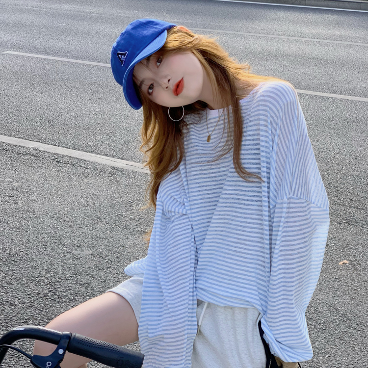 Áo Thun Mỏng Dài Tay Dáng Rộng Họa Tiết Kẻ Sọc Màu Xám 43128