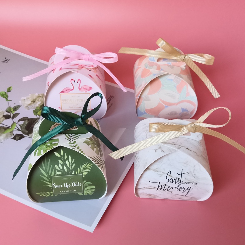 Hộp giấy đựng quà họa tiết chấm bi phối tua rua xinh xắn chất lượng cao