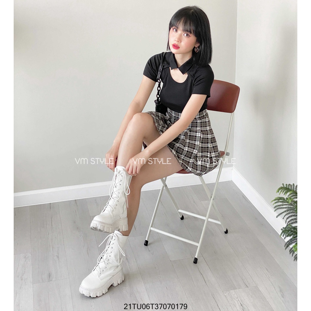[Mã FAMARAL2 giảm 10K đơn 50K] Áo thun tay ngắn VM STYLE cổ bẻ đính ngọc hở ngực ulzzang thời trang nữ 21TU06T370701