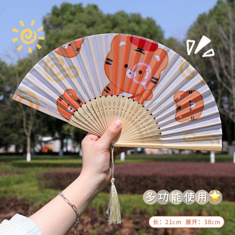 Quạt xếp cầm tay bằng gỗ in họa tiết siêu dễ thương