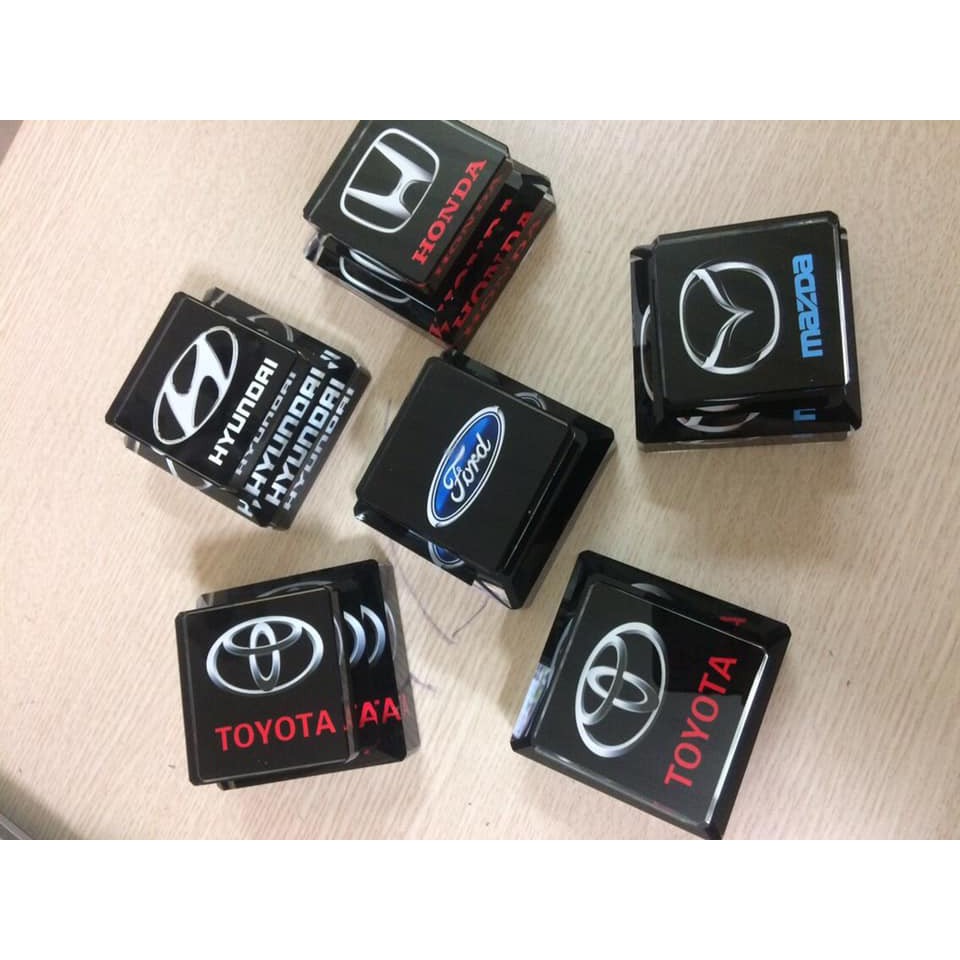 Nước hoa pha lê cao cấp đặt taplo xe hơi, ô tô logo hãng xe Toyota, Mazda, Ford, Kia, Hyundai, Honda,Toyota, Mazda, Ford