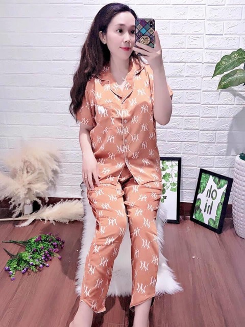 Đồ Bộ Lụa Satin Hình Lính Chì Tay Ngắn Quần Dài