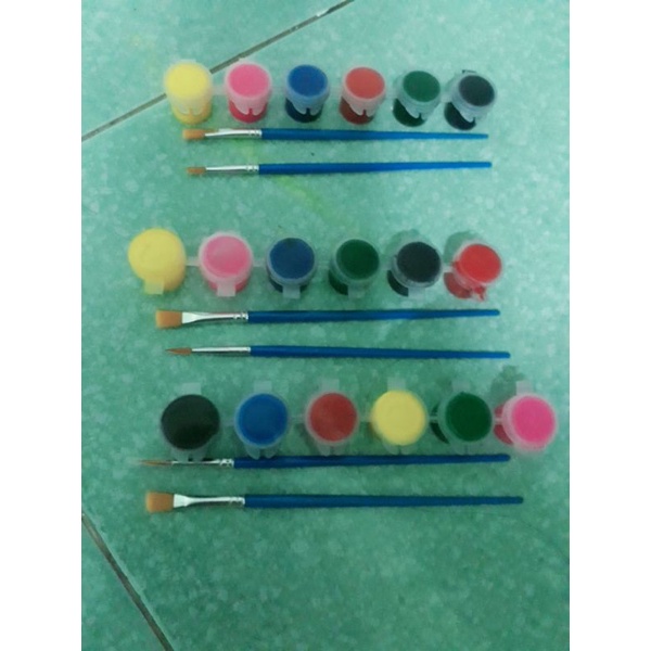 1 vỉ màu nước 6 màu và 2 cây cọ 1 cọ bản và 1 cọ nét