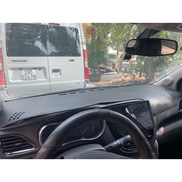 Thảm Taplo Da Carbon Xe Vinfast Fadil 2018 đến 2022 Màu Đen, đế có chống trượt chống xô lệch, đường may sắc nét