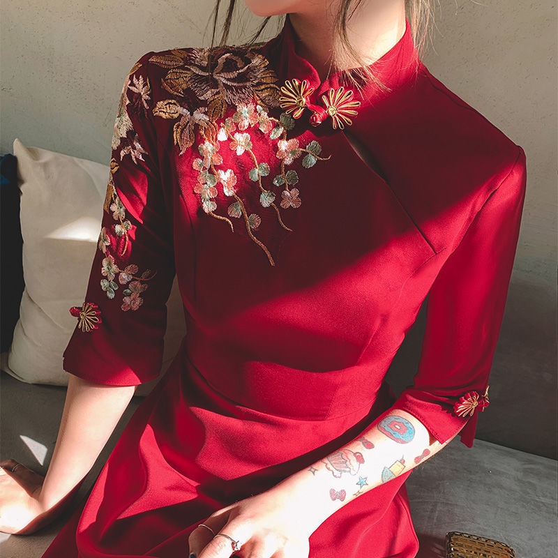 Đầm Sườn Xám Màu Đỏ Rượu Vang Phong Cách Mới 2024 Cho Cô Dâu