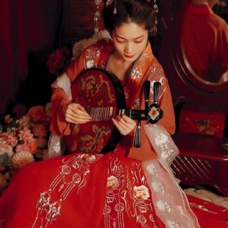 Hán phục đỏ sẵn