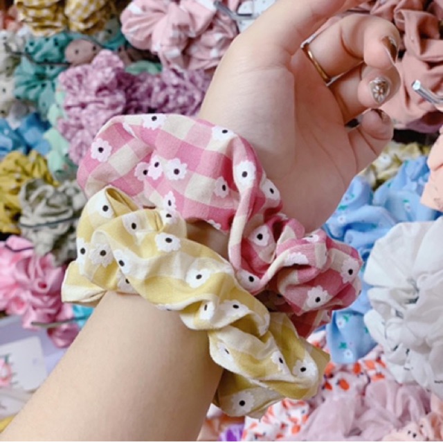 Cột tóc scrunchies hoạ tiết hoa nhí