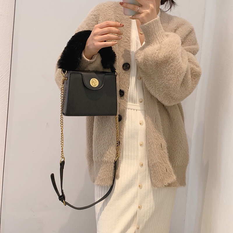 Túi đeo chéo IELGY phủ lông phối dây xích thời trang thoải mái sành điệu cho nữ