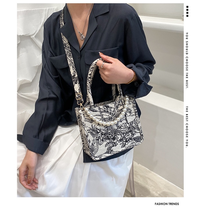 Túi xách đeo chéo Jasmin Noir dáng vuông họa tiết hoa phối dây xỏ ngọc trai giả phong cách retro nữ tính