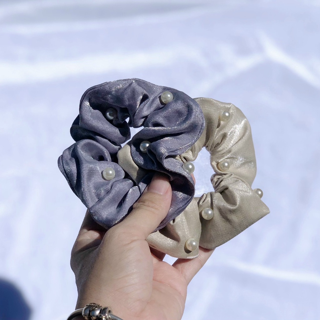 Cột tóc scrunchies đính ngọc vải ánh nhủ đẹp lạ