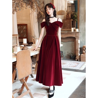 Váy dạ hội màu đỏ quý phái