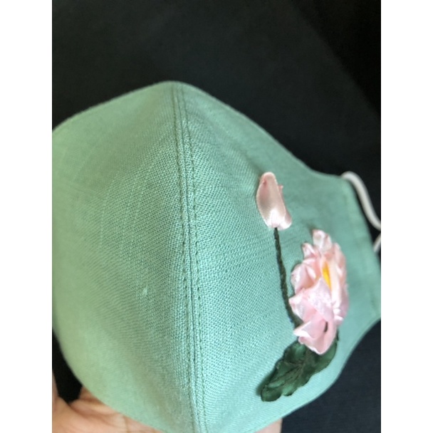 Khẩu trang thêu handmade hoa sen