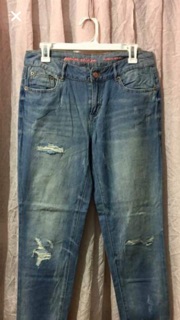 Quần jeans rách