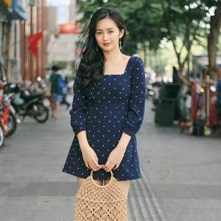 Váy chấm bi cổ vuông