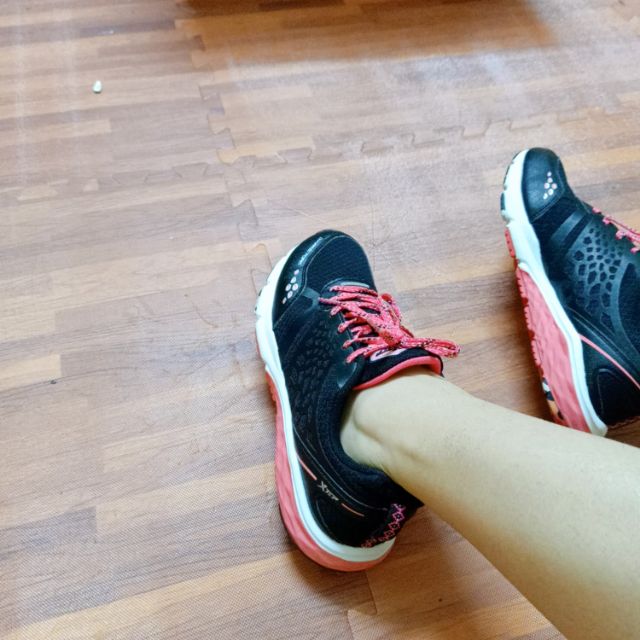 Com bo giày thể thao nữ