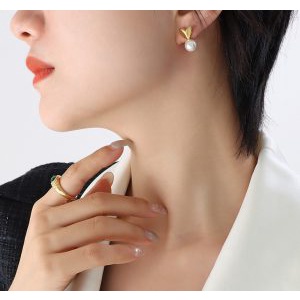 Bông Tai Trái Tim Ngọc Trai Nhân Tạo Titan Ko Đen TT 4418