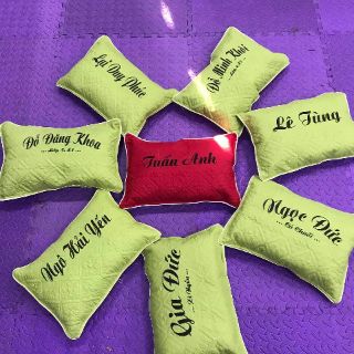 Gối in tên trẻ em.