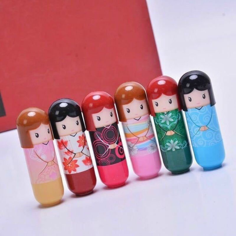 son dưỡng môi cô gái