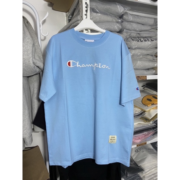 Áo thun Champion thêu