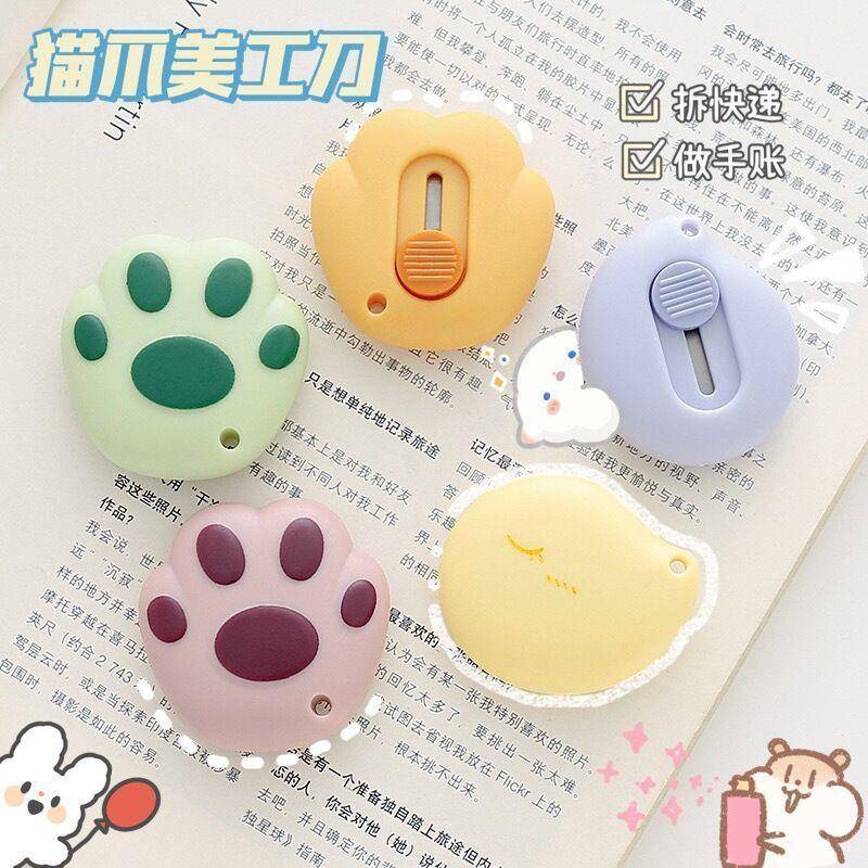 ⭐ iLado ⭐ 【1 PC】 Dao tiện ích dao mini dấu chân mèo xinh xắn Dao Rọc Giấy Bỏ Túi Mini móc khoá cute anime In Họa Tiết Hoạt Hình chất lượng cao Tiện Lợi Cuộn Rút dụng cụ mở thùng carton trang trí di động cute