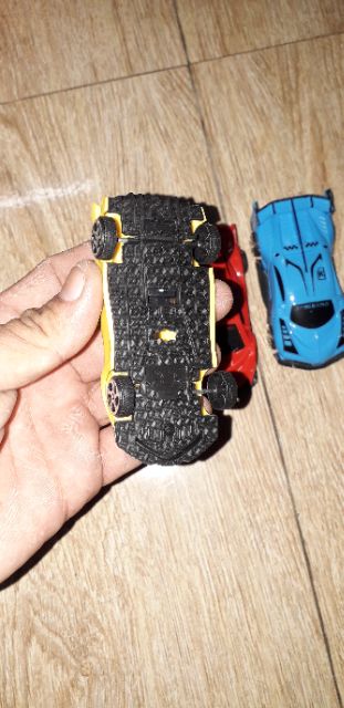 Một chiếc siêu xe mini bằng nhựa chạy bánh đà kích thước 8x4x3 cm