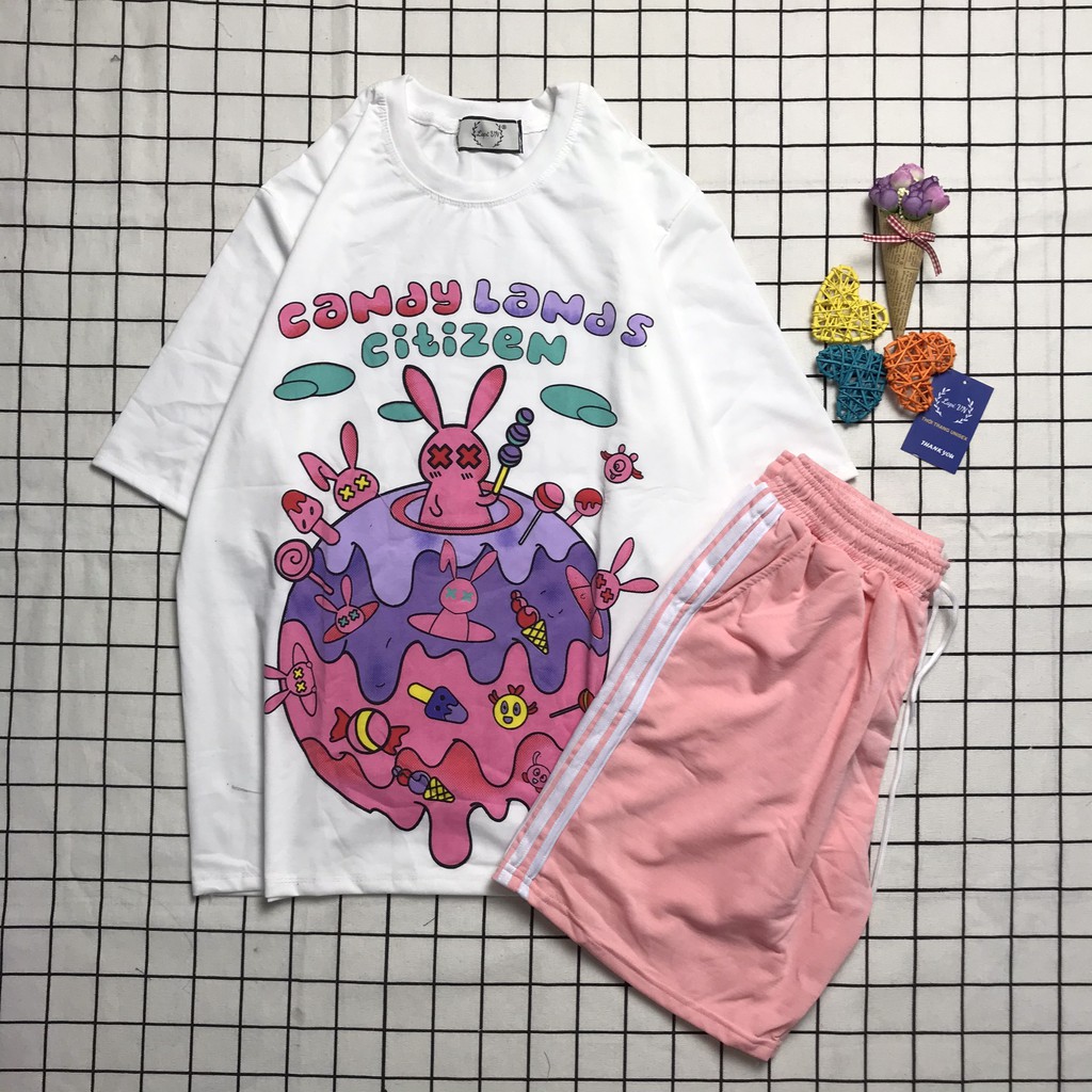 Đồ Bộ Hoạt Hình Unisex Vương Quốc Candy Quần Đùi 3 Line – Lapi VN, Set Cartoon, Freesize, Nam Nữ Đều Mặc Được