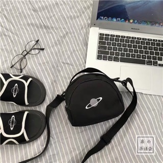 Túi đeo chéo mini trái đất (có sẵn, tặng huy hiệu)