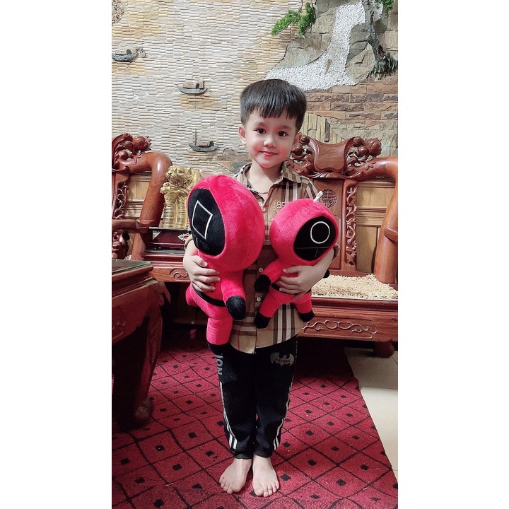 lính canh gác Squid Game size 35cm và 50 cm, trò chơi con mực siêu dễ thương