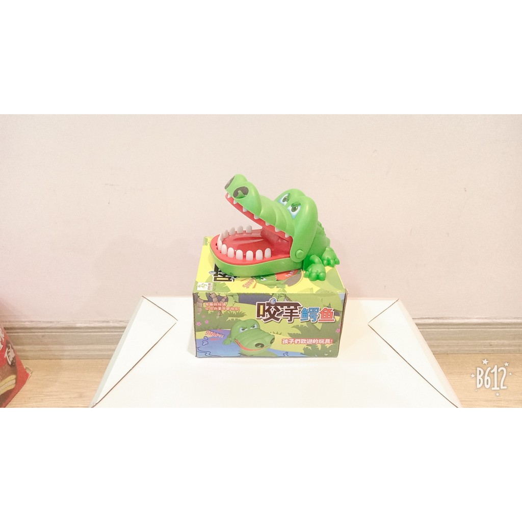 Cá sấu cắn tay loại to