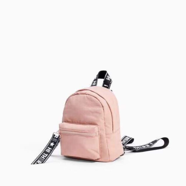 😘
-Balo ZARA MINI BACKPACK WITH LETTERING
