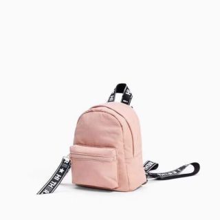 😘
-Balo ZARA MINI BACKPACK WITH LETTERING