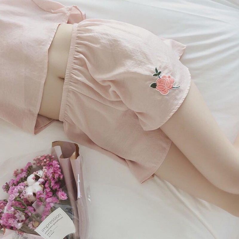 Bộ đồ ngủ gồm áo 2 dây cổ chữ V và quần ngắn lưng cao quyến rũ dành cho nữ | BigBuy360 - bigbuy360.vn