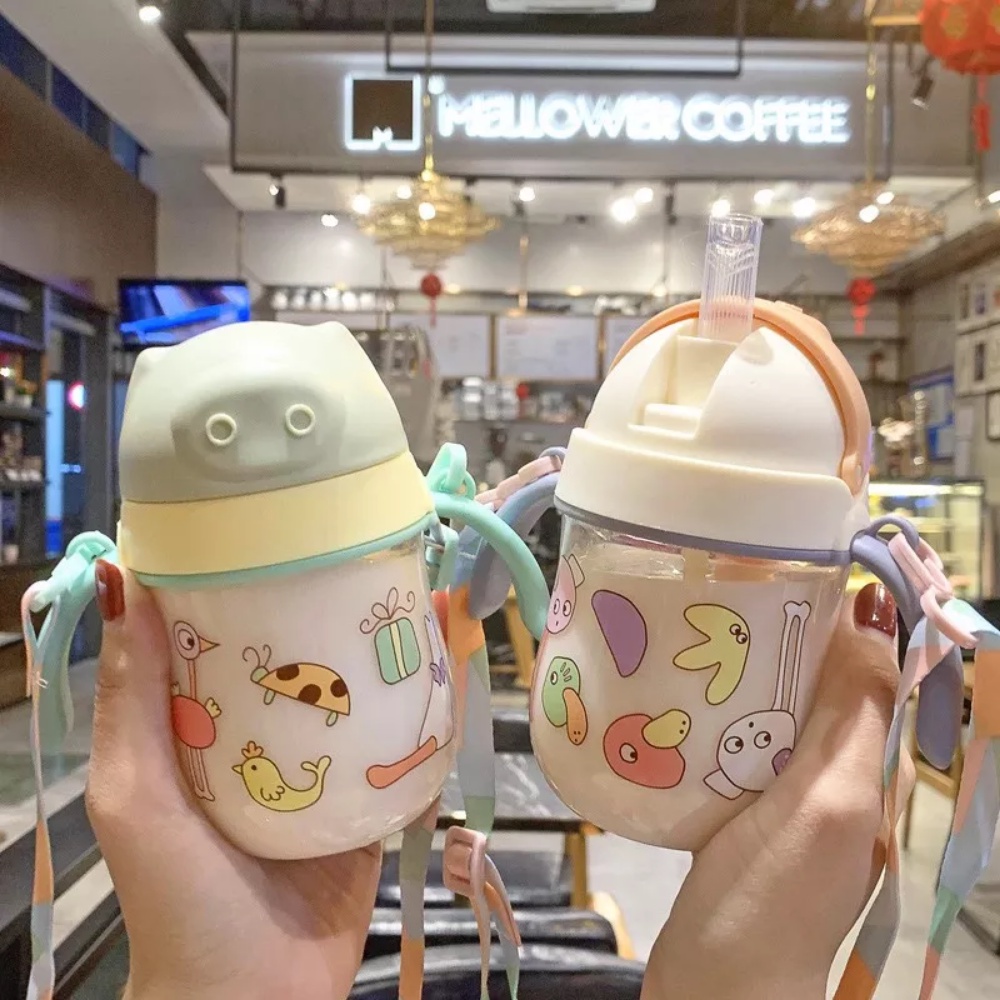 Bình Nước Có Quai Đeo Hình Hươu / Heo Ngộ Nghĩnh Kèm Quai Đèo Và Ống Hút Chống Sặc Cho Bé
