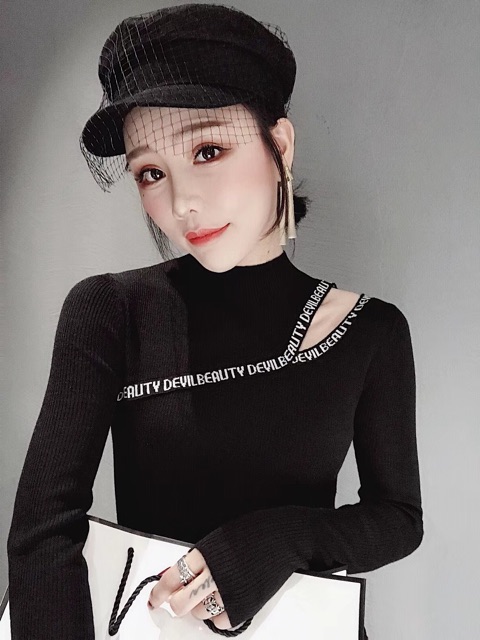 Áo len nữ cổ lỡ cutout vai chạy viền chữ thời trang thu đông | BigBuy360 - bigbuy360.vn