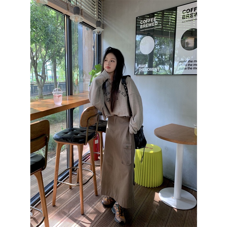 「MOTEL7」 Áo Sweatshirt Ngắn Dáng Rộng Tay Dài Cổ Tròn Hở Vai In Chữ Phong Cách Retro Cho Nữ