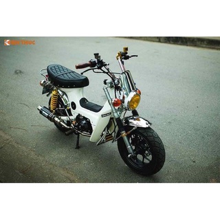 Yếm giữa xe CHALY che bình xăng con.
