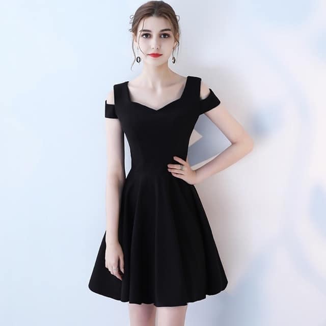 ĐẦM ĐEN BASIC XẺ VAI DÁNG XÒE THANH LỊCH