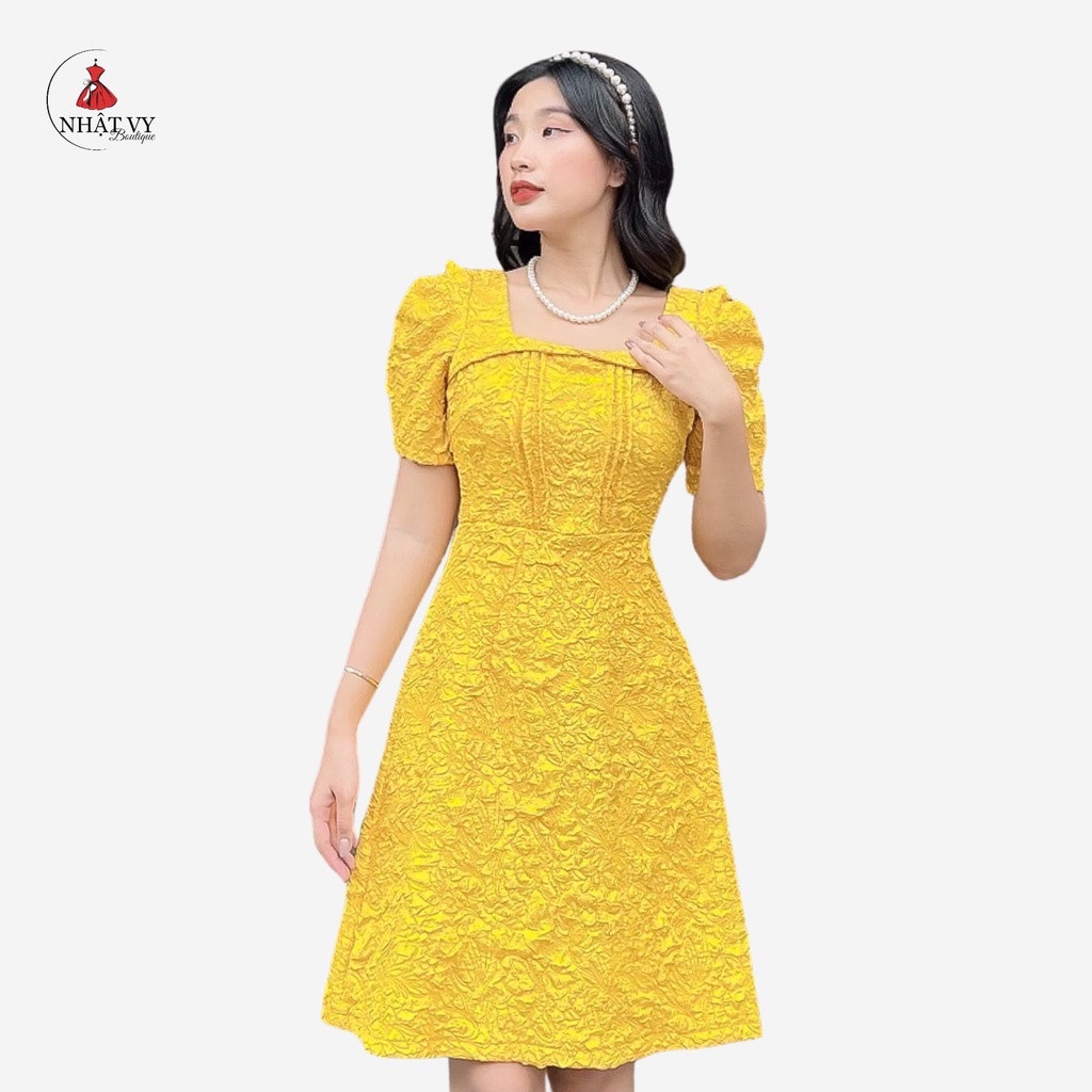 Đầm Nữ NHẬT VY Cổ Vuông Tay Phồng Nhẹ Họa Tiết Hoa Nổi Chất Tapta Thun Đi Tiệc Dáng Ôm Màu Đỏ, Vàng D1851