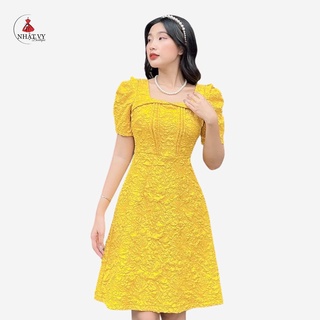 Đầm Nữ NHẬT VY Cổ Vuông Tay Phồng Nhẹ Họa Tiết Hoa Nổi Chất Tapta Thun Đi Tiệc Dáng Ôm Màu Đỏ, Vàng D1851