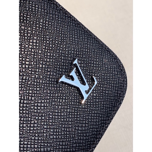Balo nam vai túi đôi Alex được làm bằng da Taïga với cấu trúc gọn gàng. Logo in cha bằng kim loại louis vuitton LV #6
