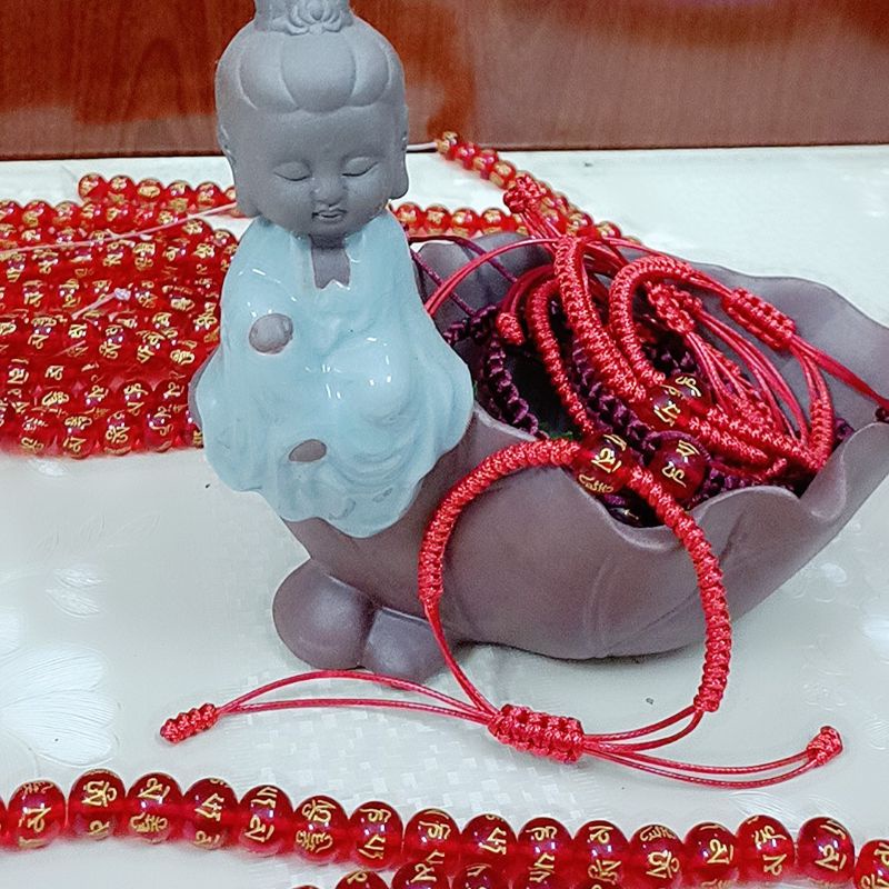 Vòng tay chỉ đỏ may mắn đính hạt đá khắc chú Quan Âm Tiếng Phạn - Án Mà Ni Bát Di Hồng