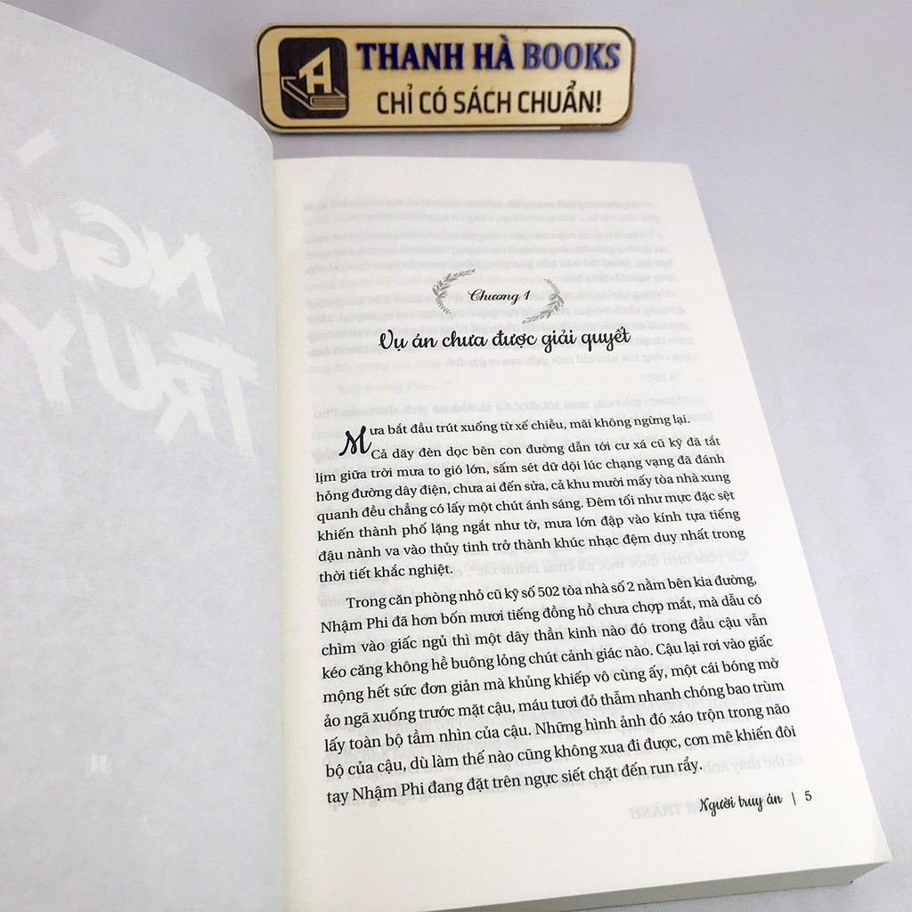 Sách - Người Truy Án (Kèm Bookmark)