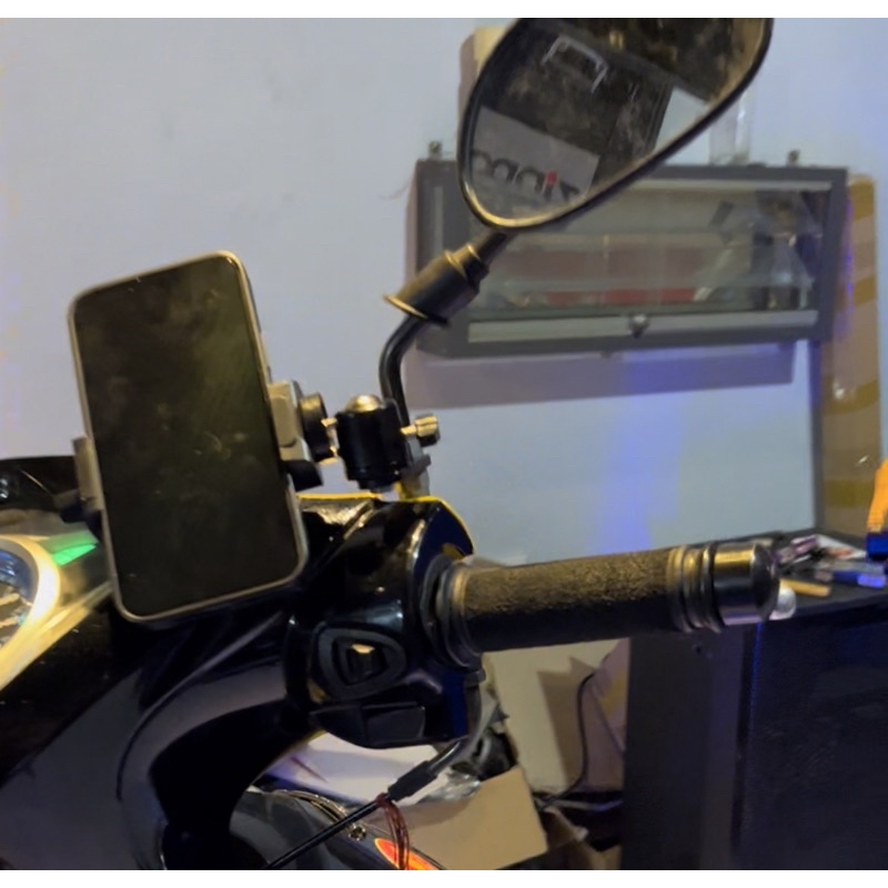 Pass gắn điện thoại trên xe loại xịn