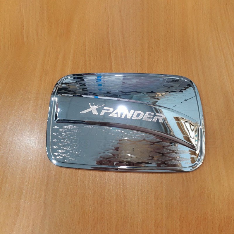 Ốp nắp bình xăng xe Mitsubishi Xpander 2018-2021 nhựa đen cao cấp