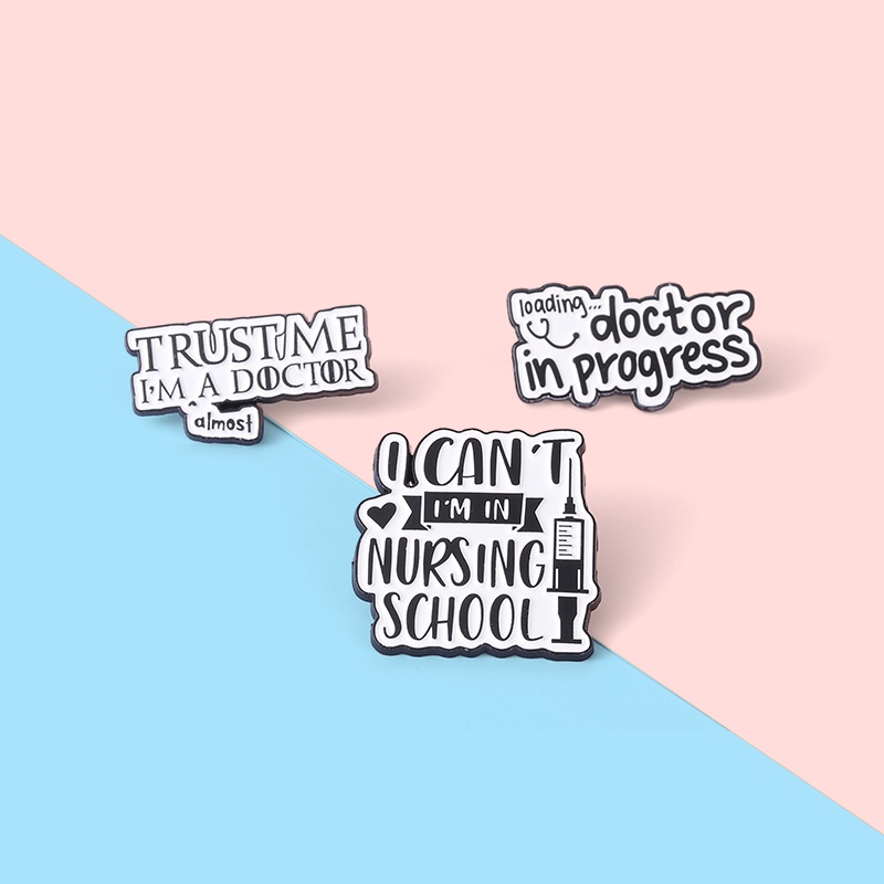 Ghim cài áo QIHE JEWELRY thiết kế chữ cái phong cách bác sĩ y tá hoạt hình đáng yêu