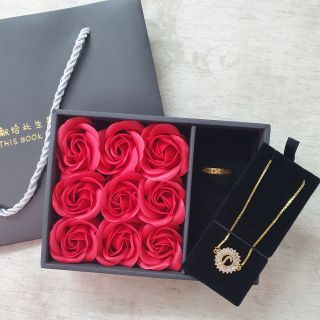 Hộp quà 9 đoá hoa hồng đựng dây nhẫn