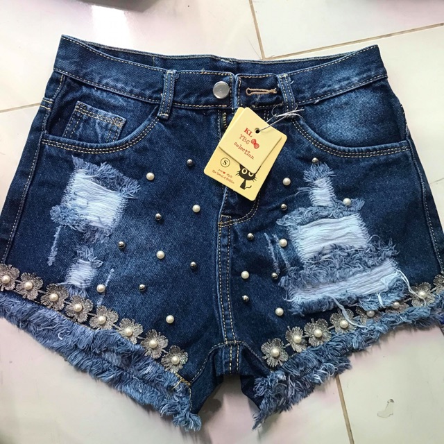 Quần sọt jean tua đính kết hợp mốt