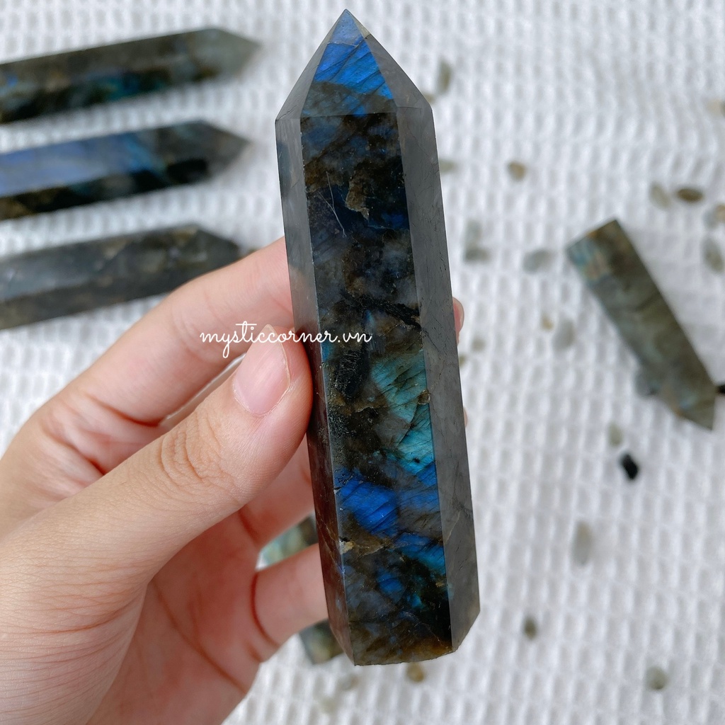 Trụ Labradorite đá xà cừ dùng trong thanh tẩy Tarot, thiền định